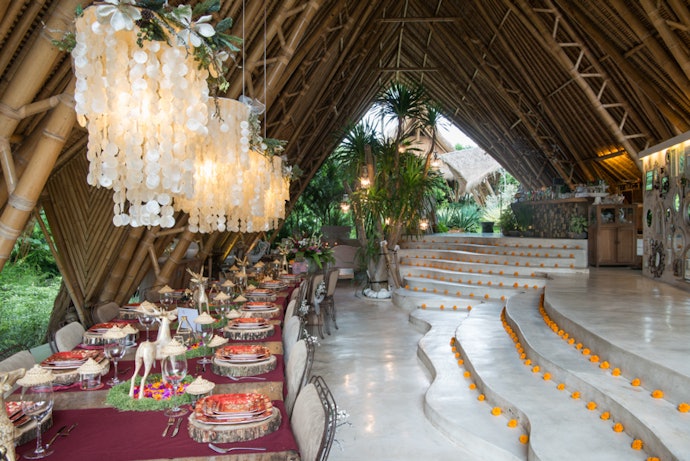 Pertimbangkan tempat glamping di Bali yang memiliki restoran