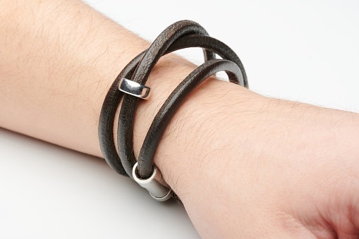 Gelang emas tali: Terlihat simple, tetapi tetap maskulin