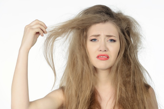 Apa penyebab rambut kering dan mengembang?