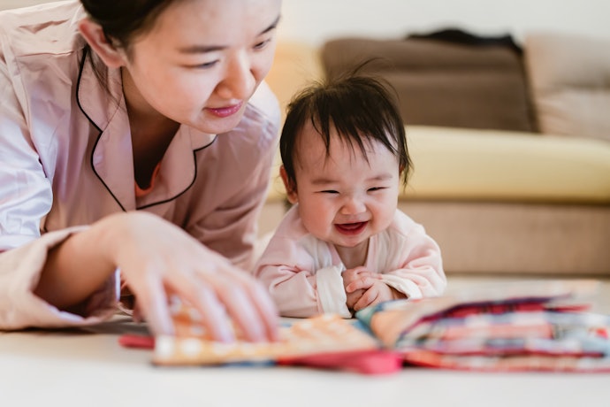 Manfaat membacakan buku cerita untuk bayi