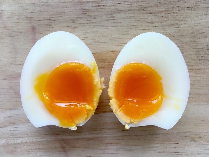Tipe 2-split, bisa memotong telur rebus setengah matang tanpa membuat kuning telur rusak