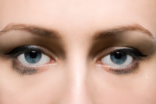 Pertimbangkan eyeliner yang tidak luntur meski terkena keringat atau air mata