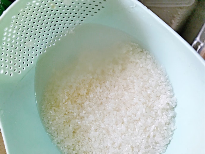 Baskom dengan saringan memudahkan Anda mencuci beras