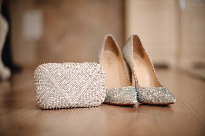 High heels atau wedges untuk menghadiri acara-acara resmi dan pesta