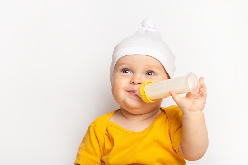 Usia 6-12 bulan: Susu formula yang mendukung pergerakan bayi yang makin aktif