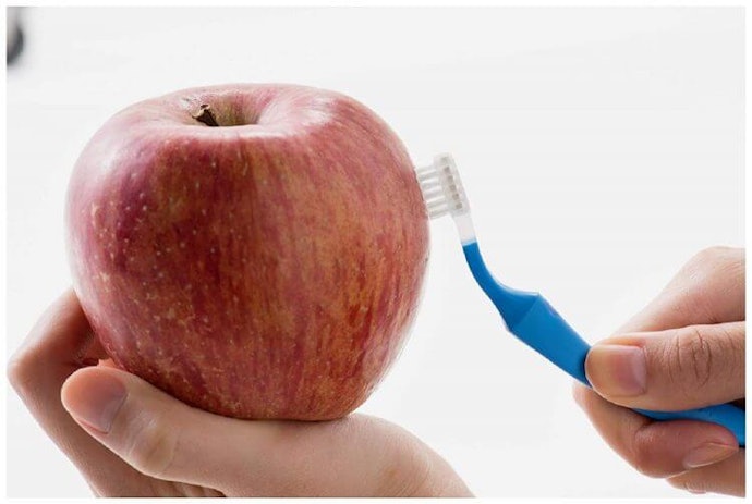 Bagi anak yang kerap menyikat gigi sambil bermain, pilih produk yang gagangnya bisa bengkok