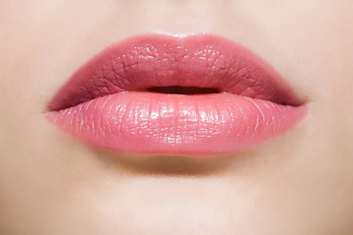Lipstik glossy: Melembapkan dan membuat bibir lebih bervolume