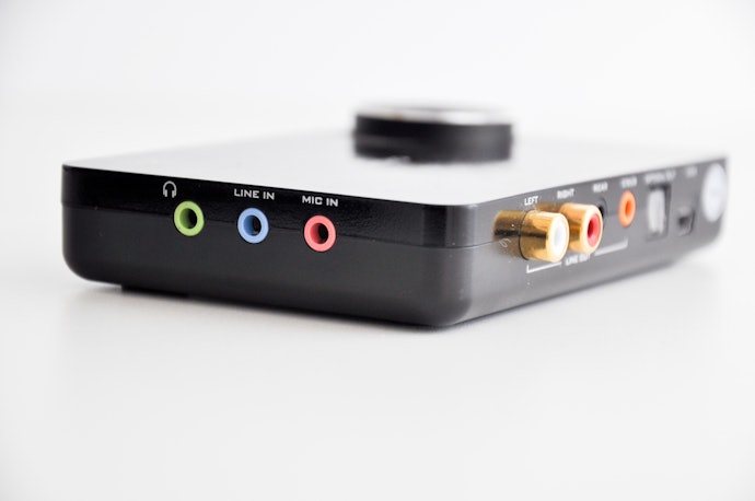 Sound card eksternal: Memerlukan slot ekspansi USB atau FireWire