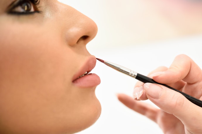 Tips menciptakan ombre lips dengan concealer bibir