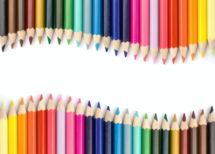 Pensil warna atau cat: Untuk anak yang suka menggambar
