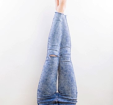 Skinny jeans: Modelnya sangat ketat dan menonjolkan lekuk tubuh 