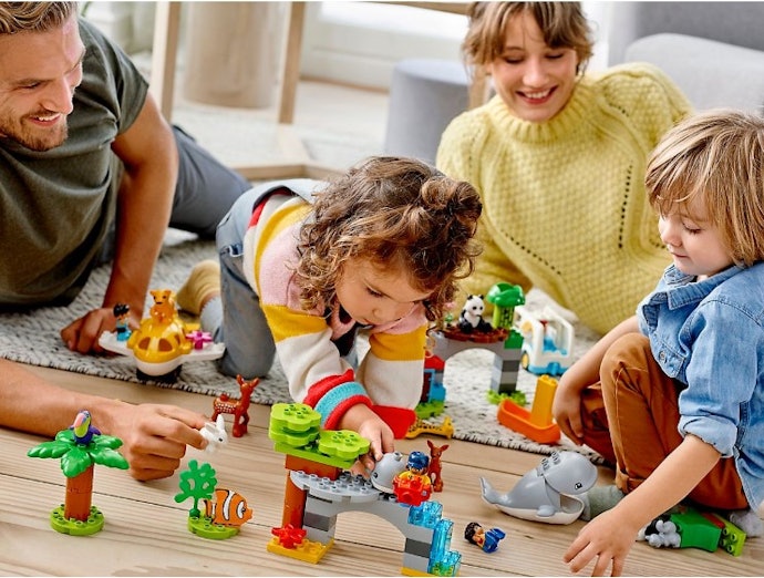 Untuk usia 1–2 tahun: LEGO dengan bricks berjumlah sedikit dan berwarna-warni