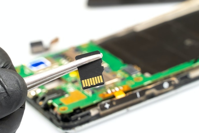 Pertimbangkan HP yang menyertakan slot kartu microSD untuk memperluas penyimpanan