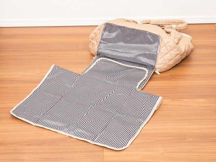 Diaper changing pad memudahkan Anda mengganti popok saat di luar rumah