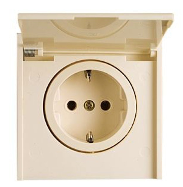 Broco Socket Outlet with Earth and Hinged Cover 1