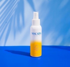 10 Sunscreen/Sunblock Spray Terbaik - Ditinjau oleh Dermatovenereologist (Terbaru Tahun 2022) 1