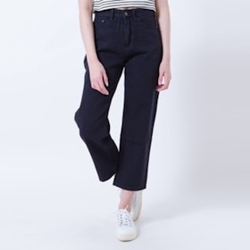 10 Merk Celana Jeans Hitam Terbaik untuk Wanita (Terbaru Tahun 2021) 1
