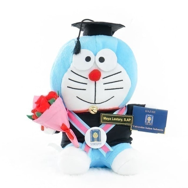 Kado Wisudaku Boneka Wisuda Doraemon Large 30cm + Buket Bunga 1