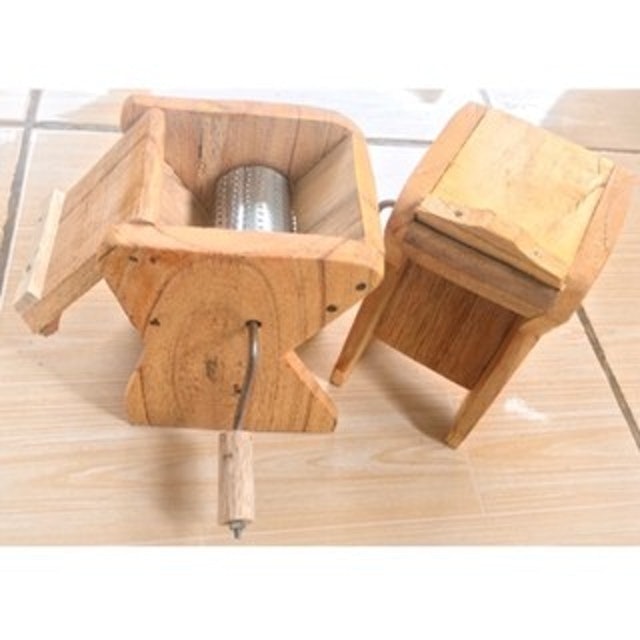 Parutan Kelapa Kayu Putar 1