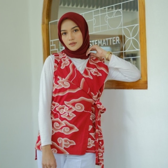Batik Trusmi Outer Rompi Wanita Batik Kombinasi Motif Mega Mendung Merah 1