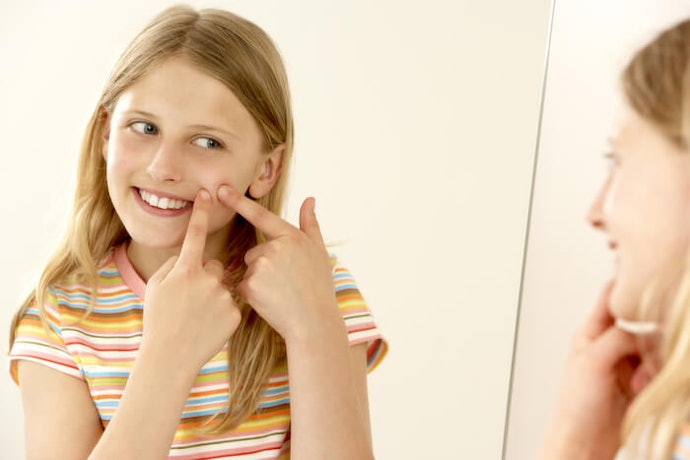 Untuk jerawat remaja, pilih face emulsion yang mengandung bahan anti-inflamasi